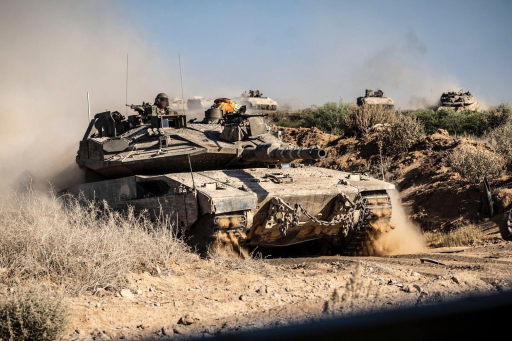 Χάος στη Γάζα: Χιλιάδες Παλαιστίνιοι φεύγουν εσπευσμένα ενώ ισραηλινά «Merkava» μπαίνουν στην πόλη (βίντεο & φωτο)