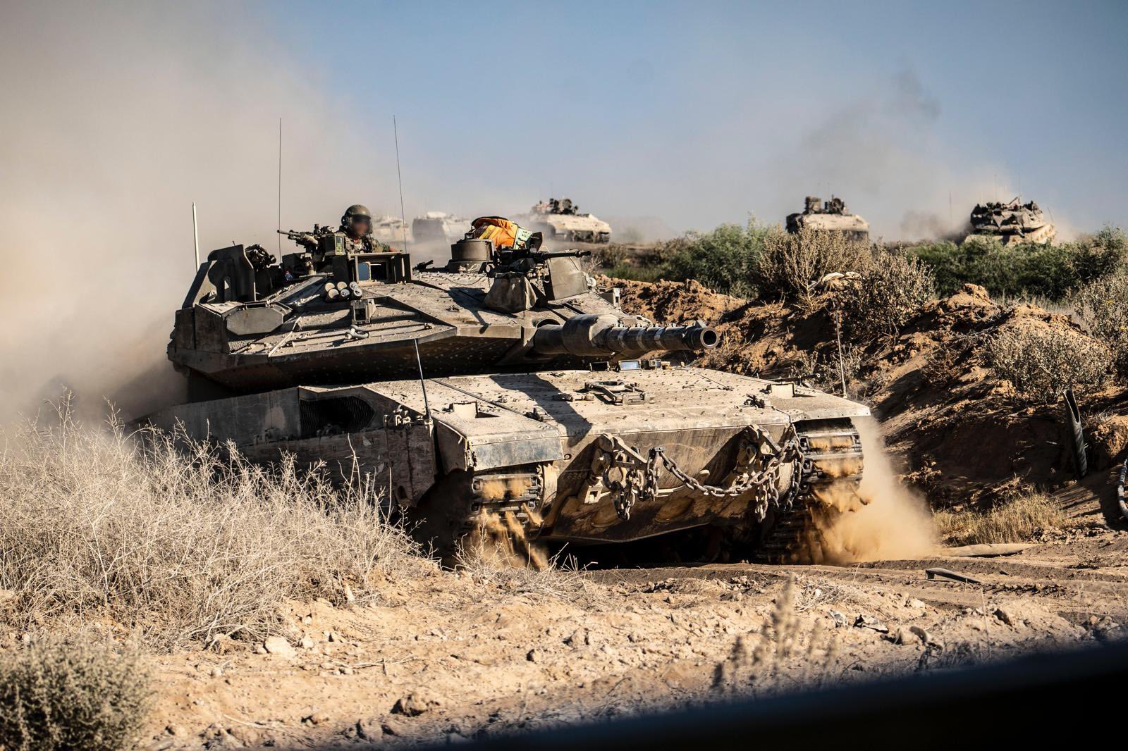 Χάος στη Γάζα: Χιλιάδες Παλαιστίνιοι φεύγουν εσπευσμένα ενώ ισραηλινά «Merkava» μπαίνουν στην πόλη (βίντεο & φωτο)