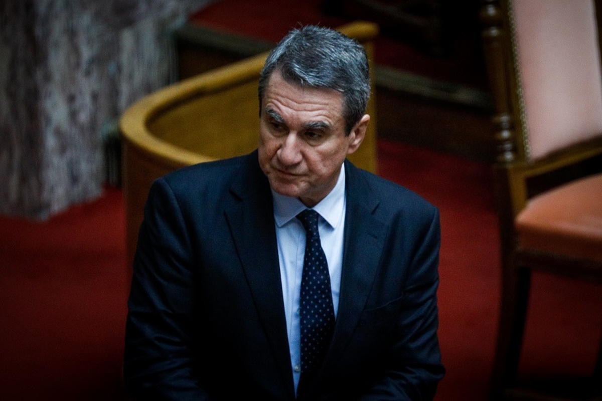 Αντί να επιστρέψουν ο 13ος και ο 14ος  μισθός πήγε στη ΝΔ αυτός που τους «έκοψε»: Ο Ανδρέας Λοβέρδος «γαλάζιος»