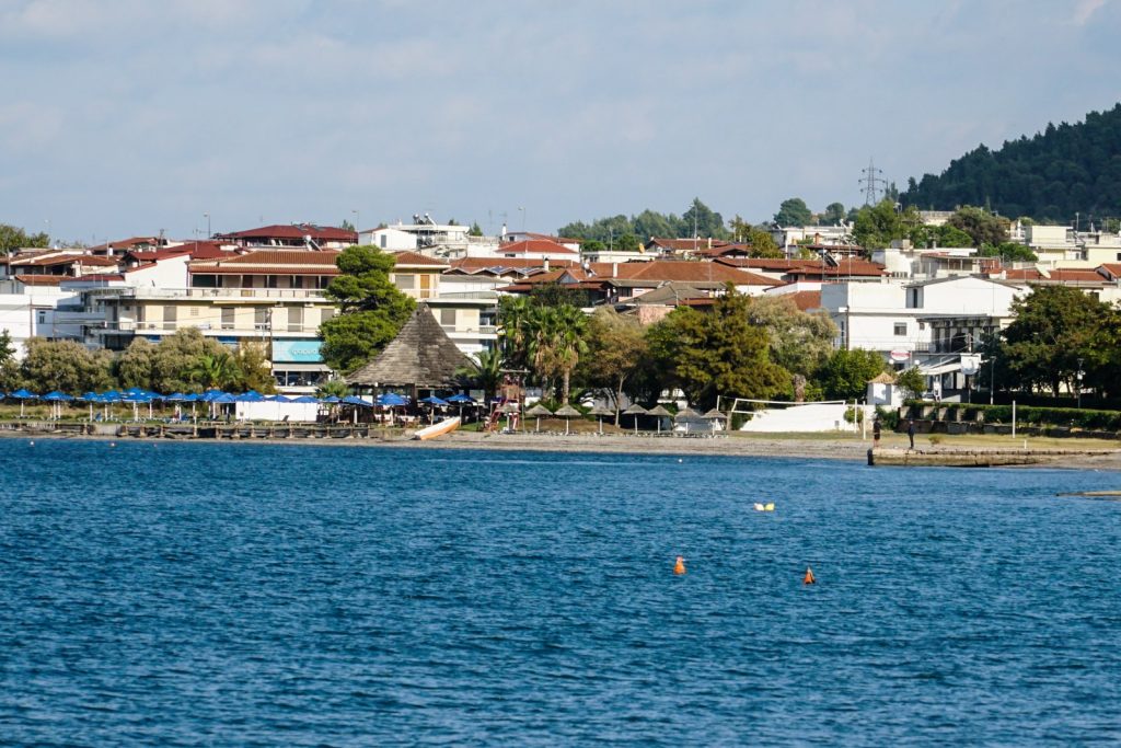 Καμένα Βούρλα: «Υγειονομική βόμβα» λόγω των λυμάτων – Στα 100mL νερού υπάρχουν πάνω από 2 εκατ. κολοβακτηρίδια