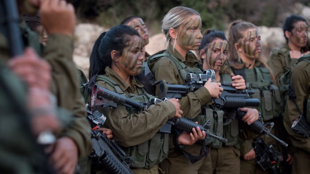 Γυναίκα στρατιώτης των IDF κάνει live και βομβαρδίζεται on air – Δείτε βίντεο