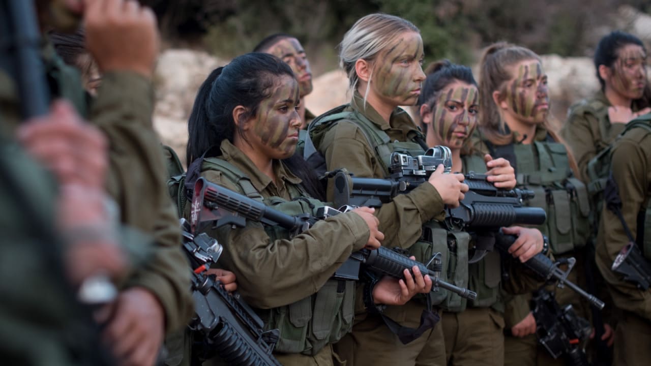 Γυναίκα στρατιώτης των IDF κάνει live και βομβαρδίζεται on air – Δείτε βίντεο