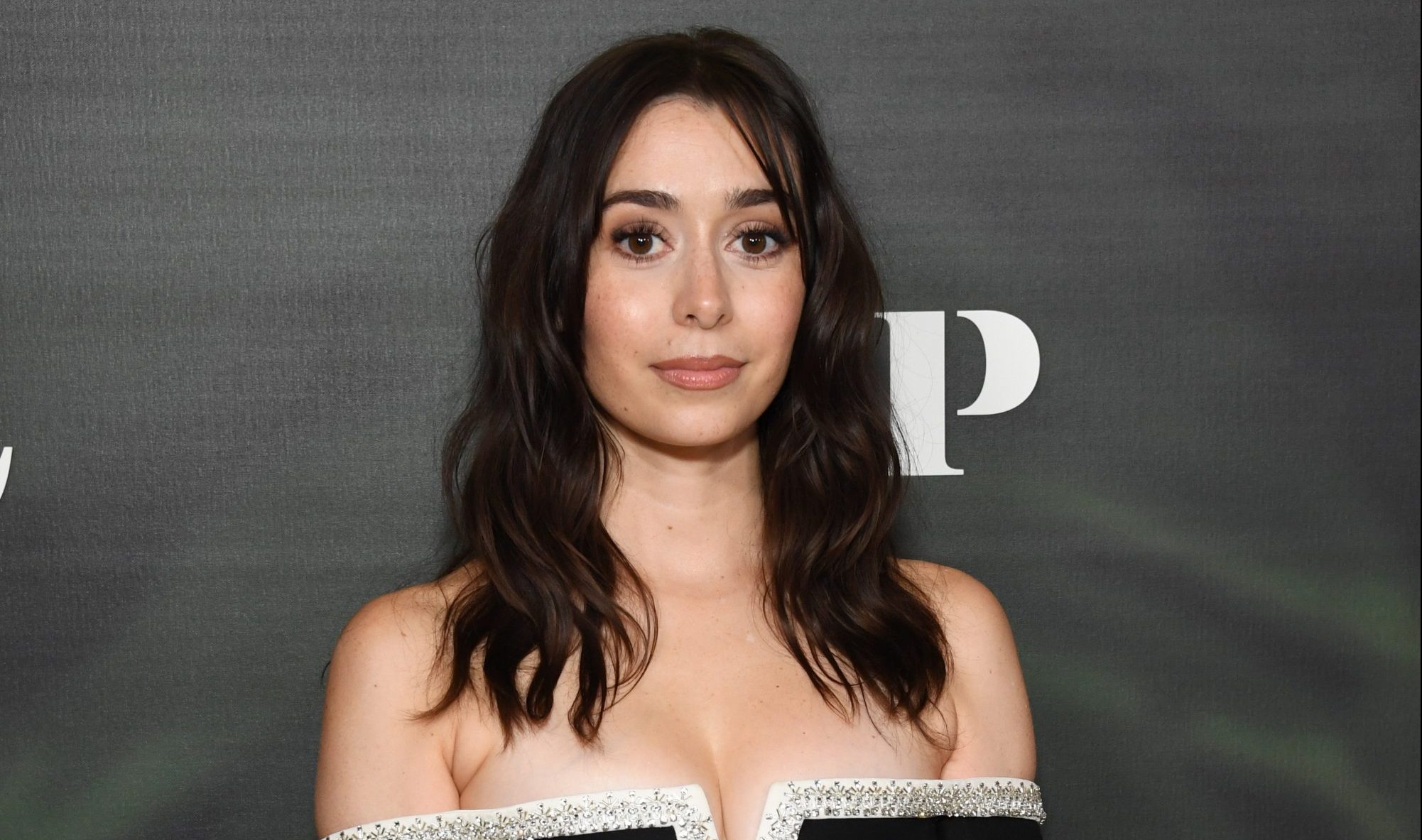 Η Κριστίν Μιλιότι «γλίστρησε» στο πάτωμα με το Emmy στο χέρι! (Βίντεο)