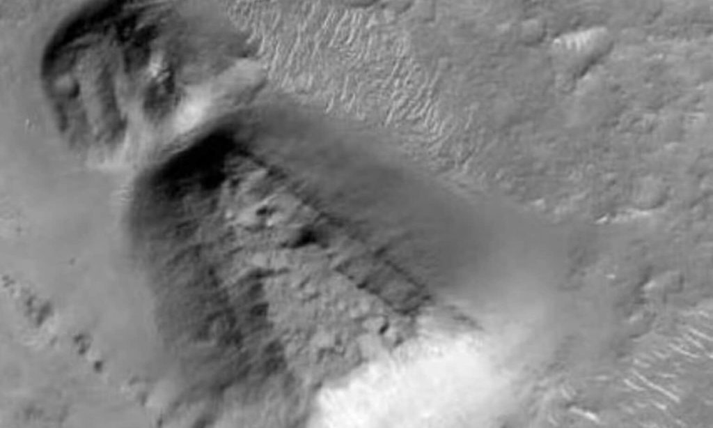 Άρης: Πυραμίδες, παπαγάλοι και μια κλειδαρότρυπα πυροδοτούν θεωρίες για αρχαίο πολιτισμό