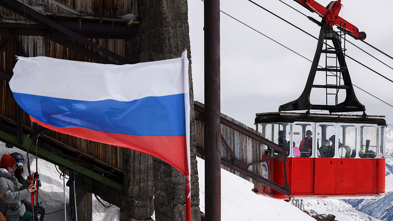 Τραγωδία στο όρος Ελμπρούς της Ρωσίας: Τουρίστες έπεσαν πάνω σε βράχια – Τρεις νεκροί και εννέα τραυματίες (βίντεο)