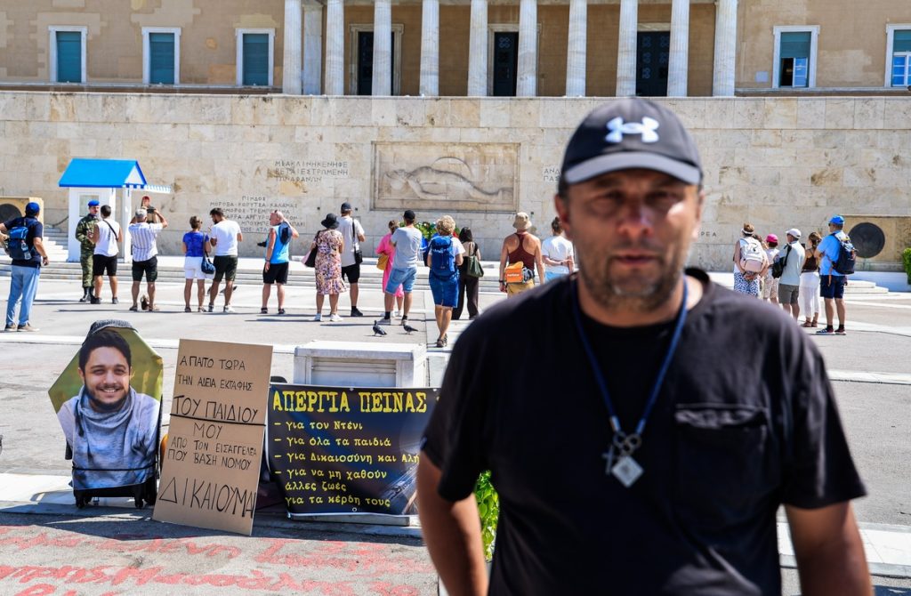 Πατέρας θύματος των Τεμπών που κάνει απεργία πείνας: «Μου έδωσαν μία σακούλα κλειστή χωρίς να ξέρω τι υπάρχει μέσα»