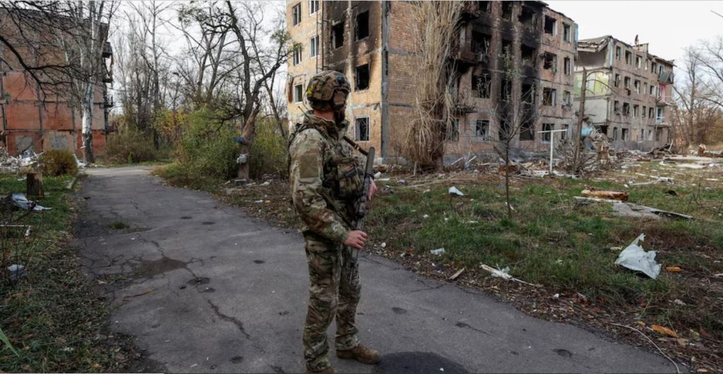 Ρωσικές FAB-1500 «σήκωσαν» στον αέρα οικοδομικά τετράγωνα στρατιωτικών υποδομών των Ουκρανών – Δείτε βίντεο