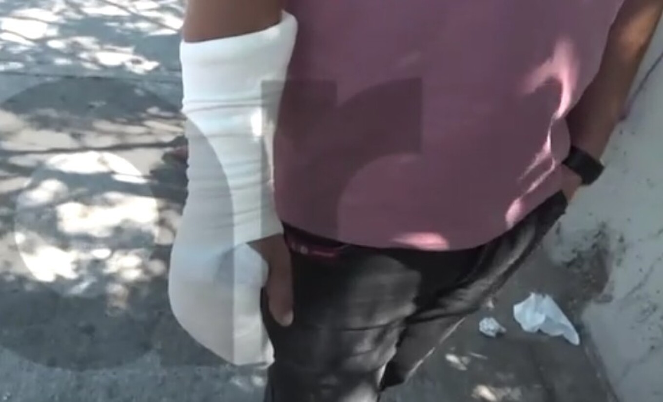 Άγριος καβγάς στον Κορυδαλλό: Διανομέας δάγκωσε κι έκοψε το δάχτυλο οδηγού για μια θέση στο πάρκιγνκ (βίντεο)