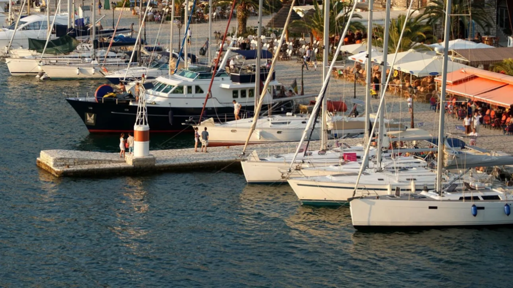 Λευκάδα: Βυθίστηκε επαγγελματικό τουριστικό σκάφος μετά από φωτιά