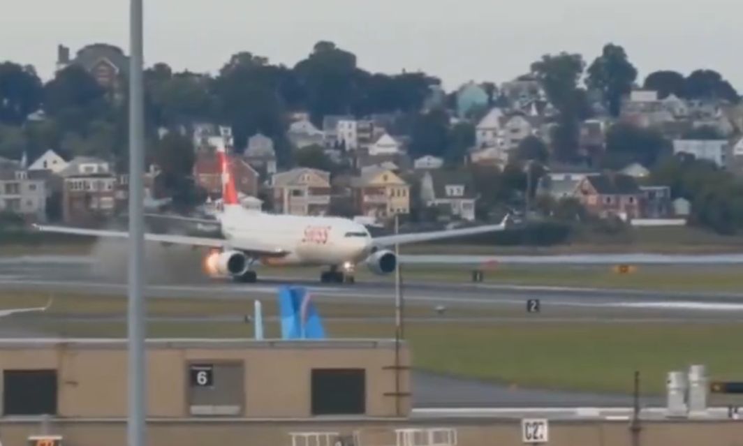 Βίντεο: H στιγμή που κινητήρας αεροσκάφους «τυλίγεται» στις φλόγες κατά την απογείωση στη Βοστώνη