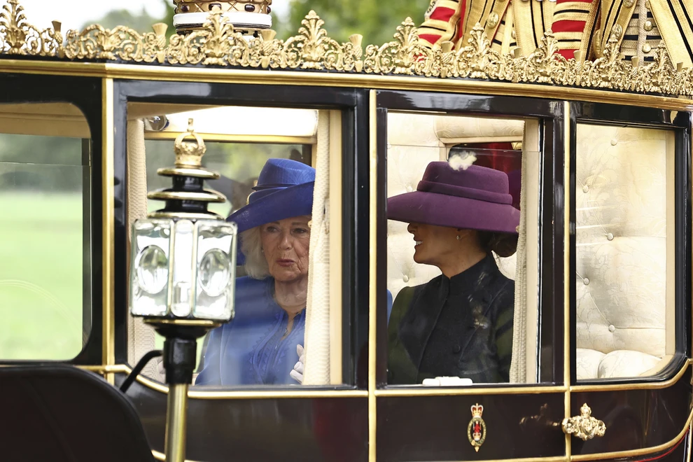 Η εντυπωσιακή εμφάνιση της Μ.Τραμπ στη Βρετανία: O «κρυφός» συμβολισμός του καπέλου που επέλεξε