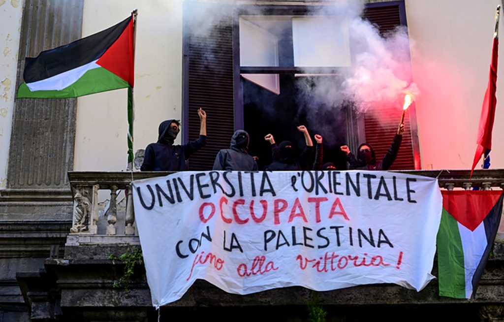 Πίζα: Φιλοπαλαιστίνιοι φοιτητές διέκοψαν το μάθημα καθηγητή πανεπιστημίου και του επιτέθηκαν (βίντεο)