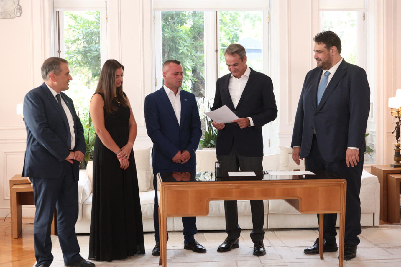 Παρών ο Κ.Μητσοτάκης στην πολιτογράφηση του άνδρα που είχε βουτήξει στον Άραχθο για να σώσει τα δύο παιδιά (φωτο)