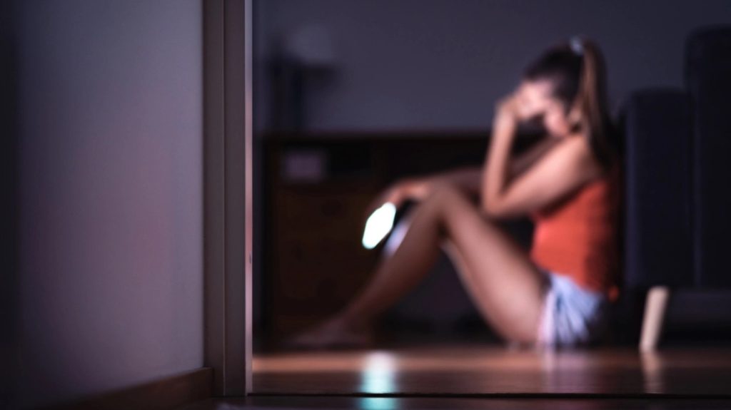 Πάτρα: Τέσσερις ανήλικες ανάγκασαν μια 13χρονη να τους φιλήσει τα πόδια ενώ την βιντεοσκοπούσαν