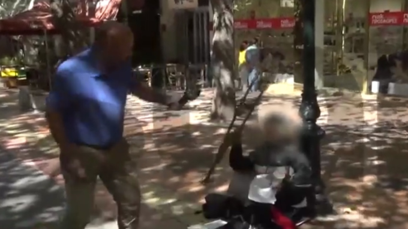 Βίντεο: Ρομά που παρίστανε την ανάπηρη στην Κηφισιά… σηκώθηκε και χτύπησε ρεπόρτερ τηλεοπτικού σταθμού στο κεφάλι