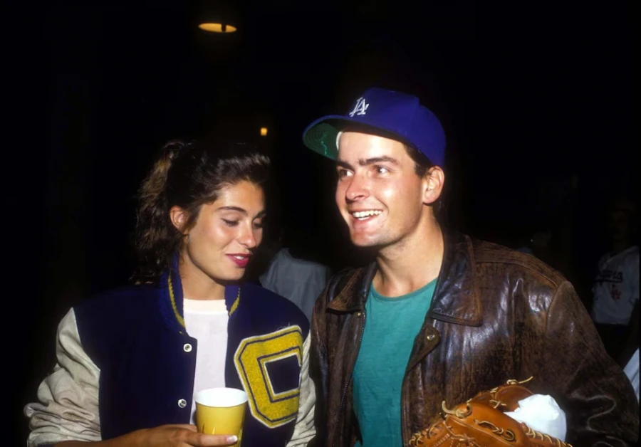 Ο Μπιλ Κλίντον ενδιαφέρθηκε ερωτικά για την κοπέλα του Τσάρλι Σιν: «Μάθε ό,τι μπορείς για την μελαχρινή – Την θέλω»