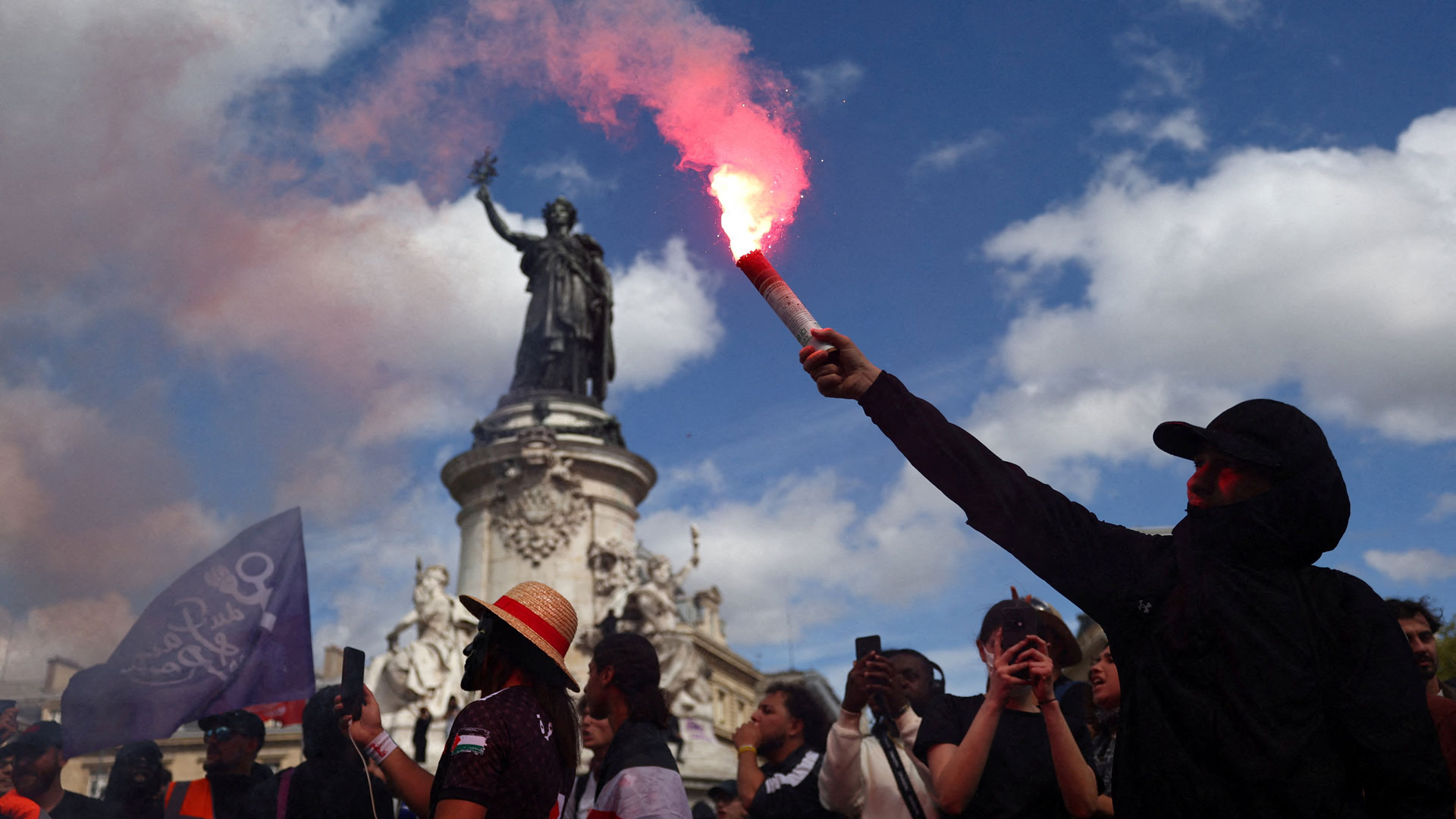 «Βράζει» η Γαλλία: 800.000 διαδηλωτές θα «πλημμυρίσουν» τους δρόμους σε μία από τις μεγαλύτερες απεργίες