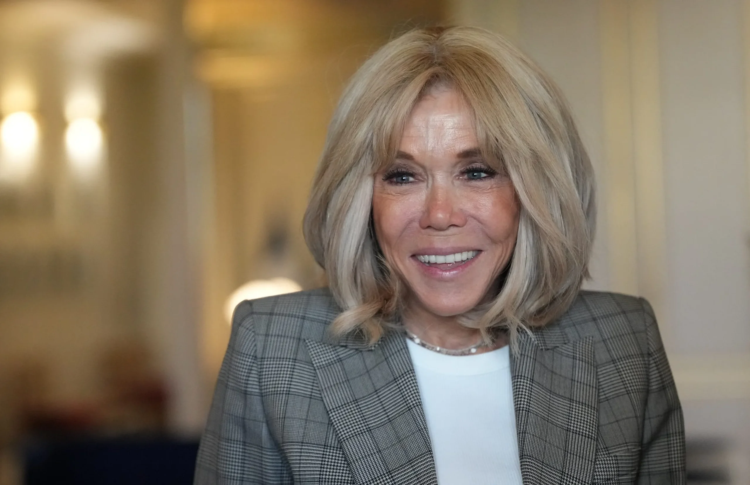 Η Μπριζίτ Μακρόν θα καταθέσει στοιχεία σε αμερικανικό δικαστήριο για να αποδείξει ότι είναι… γυναίκα