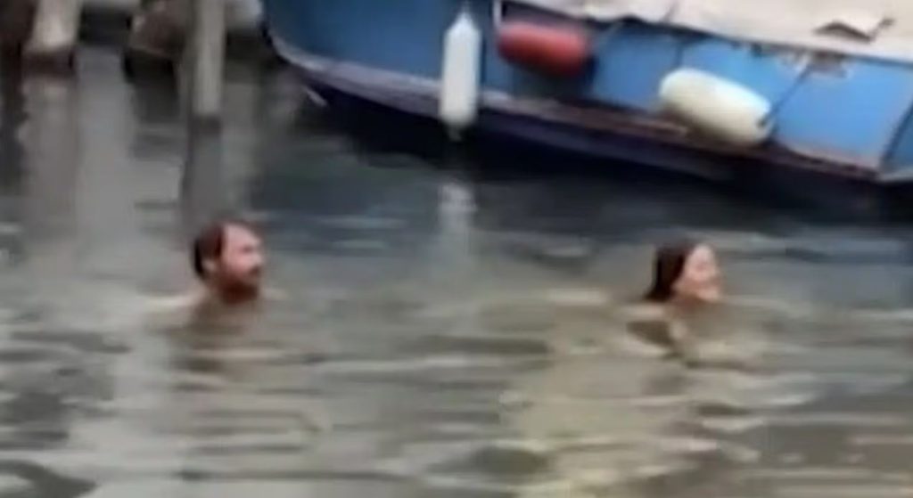 «Όχι άλλη βουτιά!» – Οι κάτοικοι της Βενετίας δείχνουν εξοργισμένοι με τους τουρίστες που κολυμπούν στα κανάλια