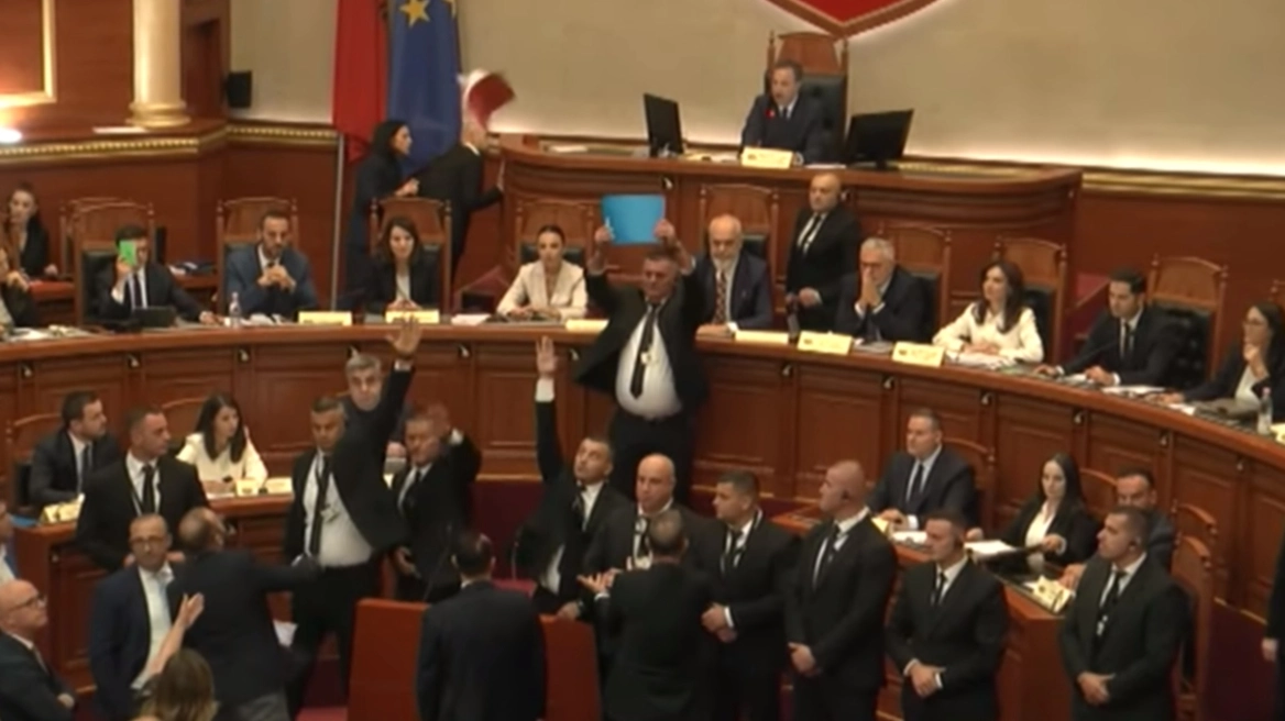 Αλβανία: Ένταση στη Βουλή για τη νέα υπουργό-ρομπότ που απάντησε! – «Εκτόξευσαν» το Σύνταγμα στον Ε.Ράμα