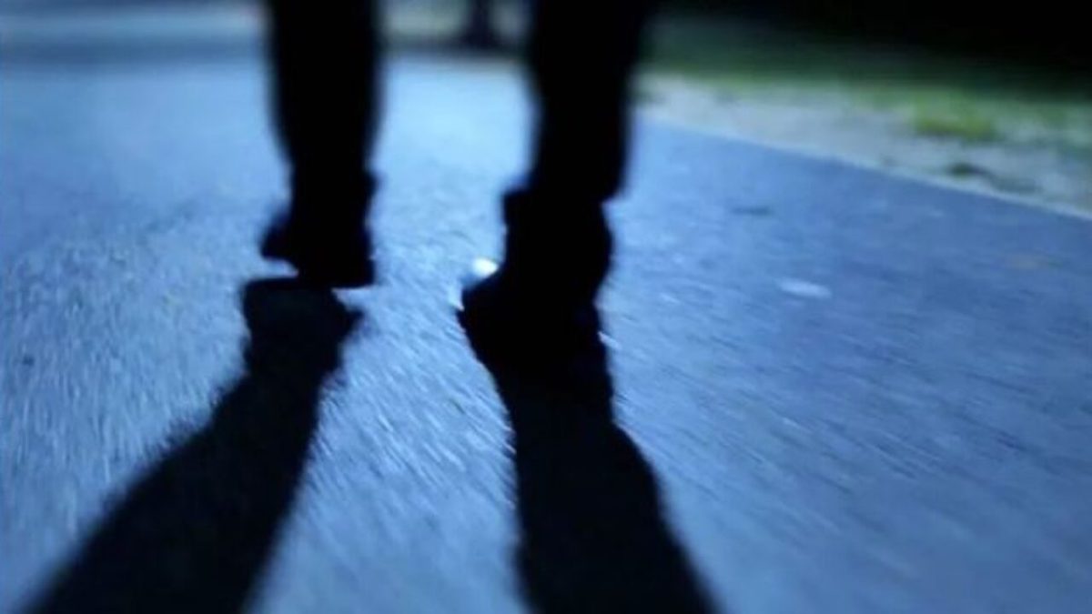 Τρόμος στα Σπάτα: Άνδρας κυκλοφορεί γυμνός και παρενοχλεί γυναίκες με παιδιά!