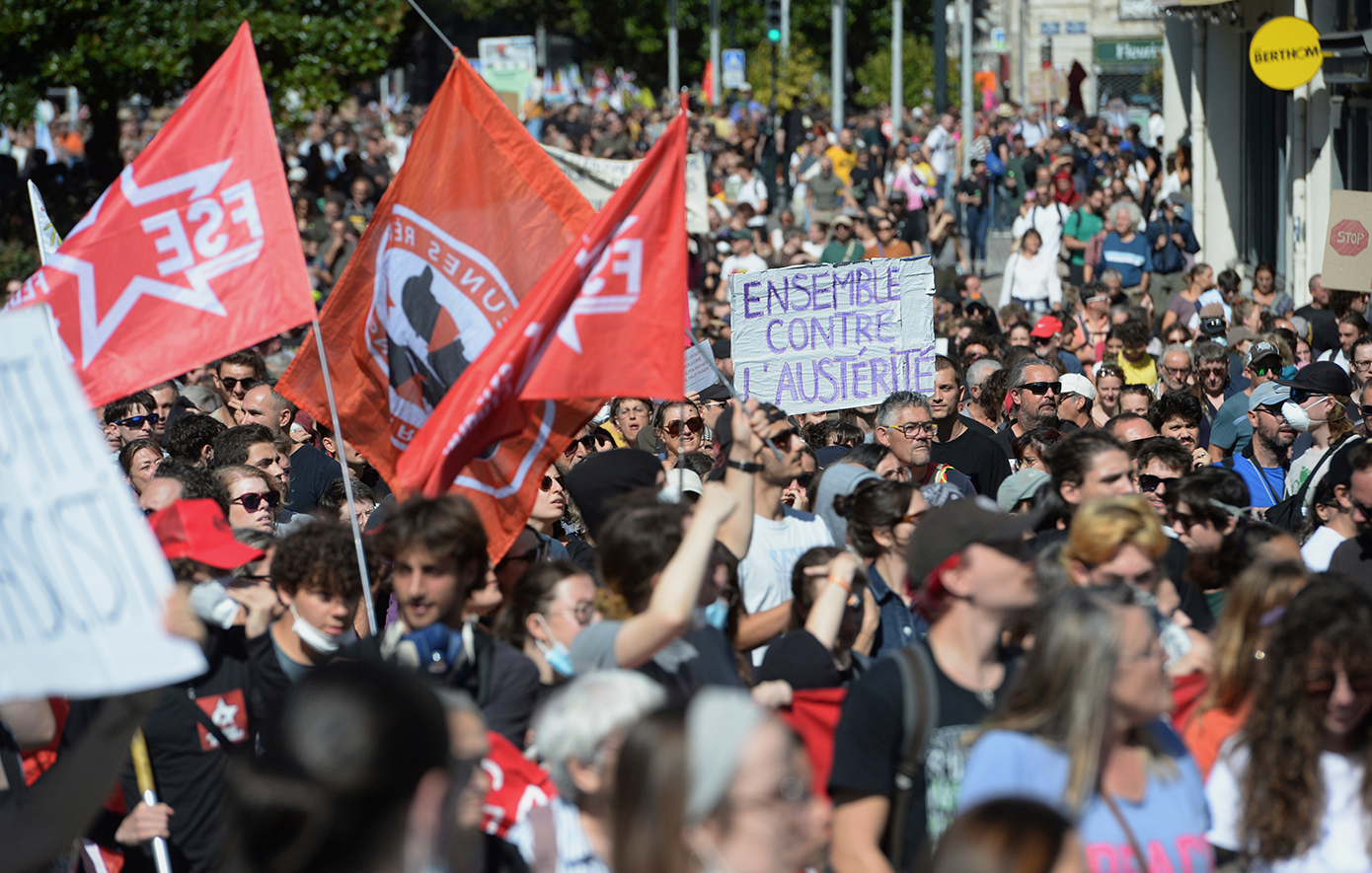 Γαλλία: Eπεισόδια στις διαδηλώσεις κατά των μέτρων λιτότητας – Περισσότερες από 140 προσαγωγές (βίντεο)