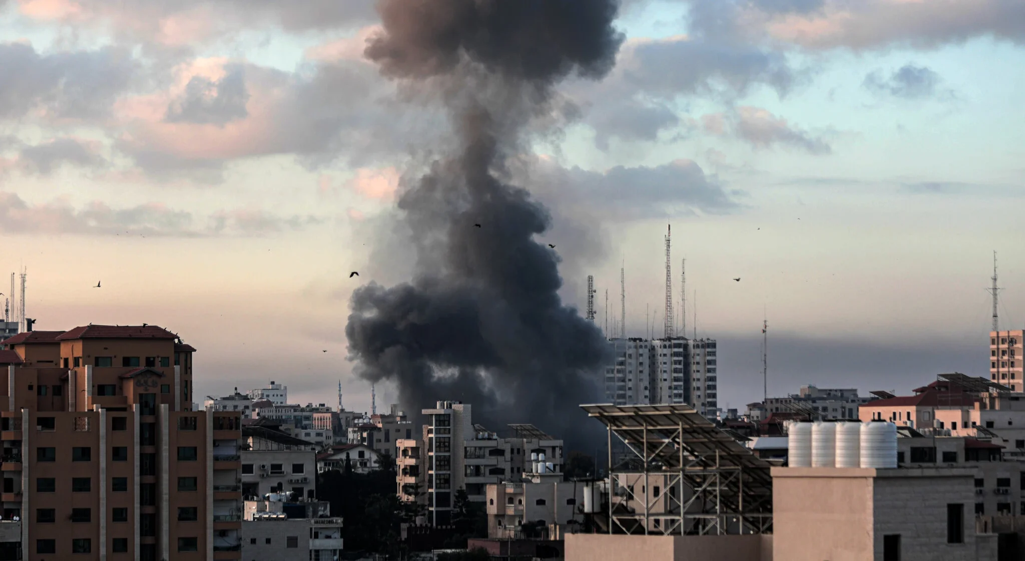 Γάζα: Διακοπή τηλεφωνικής επικοινωνίας και ίντερνετ – Νέες επιθέσεις απο το Ισραήλ