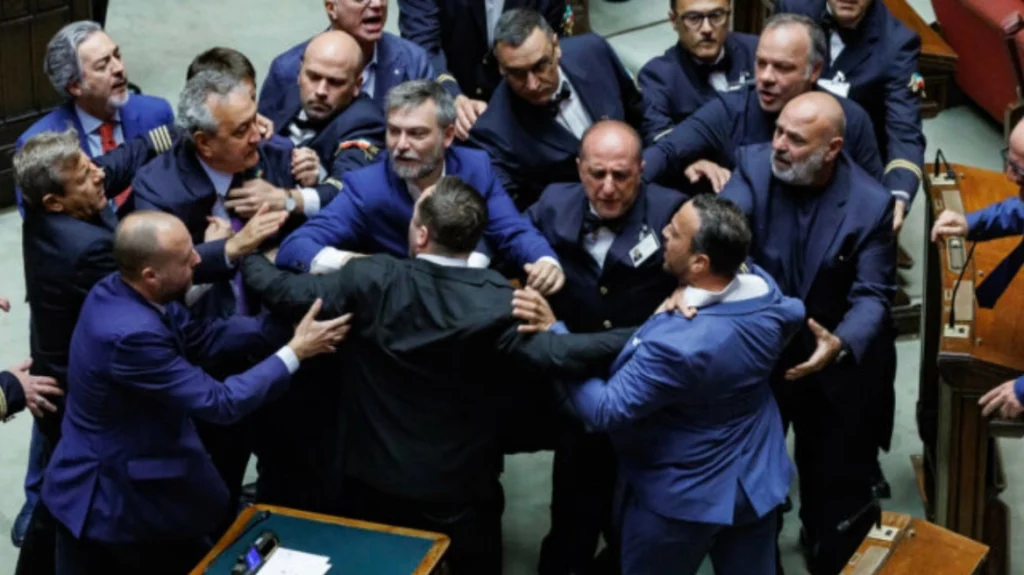 Ιταλία: Άγριο ξύλο μεταξύ βουλευτών μετά από ψηφοφορία για συνταγματική μεταρρύθμιση (βίντεο)