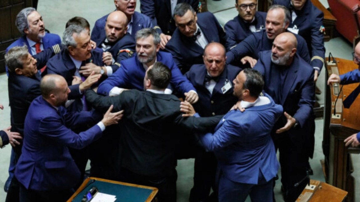Ιταλία: Άγριο ξύλο μεταξύ βουλευτών μετά από ψηφοφορία για συνταγματική μεταρρύθμιση (βίντεο)