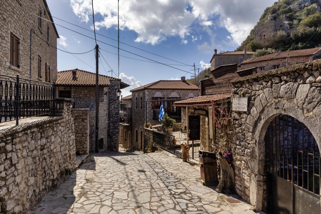 Καρύταινα: To γραφικό χωριό στην Αρκαδία που έγινε γνωστό από ένα… ποίημα (φωτο)