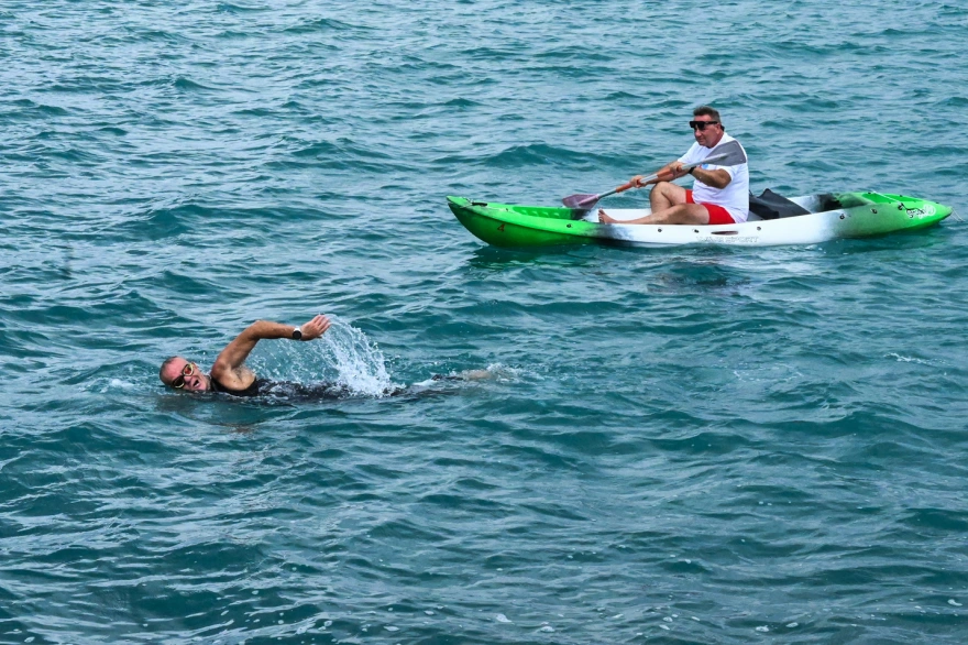 100 χιλιόμετρα κολύμβησης για τα παιδιά με καρκίνο – Ο Σταύρος Σμυρλής ξεκίνησε από το Ναύπλιο (Φωτογραφίες)