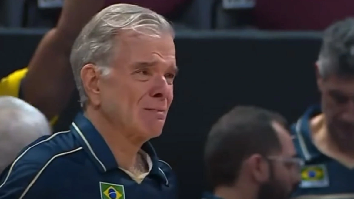 «Μαύρη» ημέρα για τον προπονητή της Εθνικής Βραζιλίας βόλεϊ – Έμαθε την απώλεια της μητέρας του μέσα στο παιχνίδι