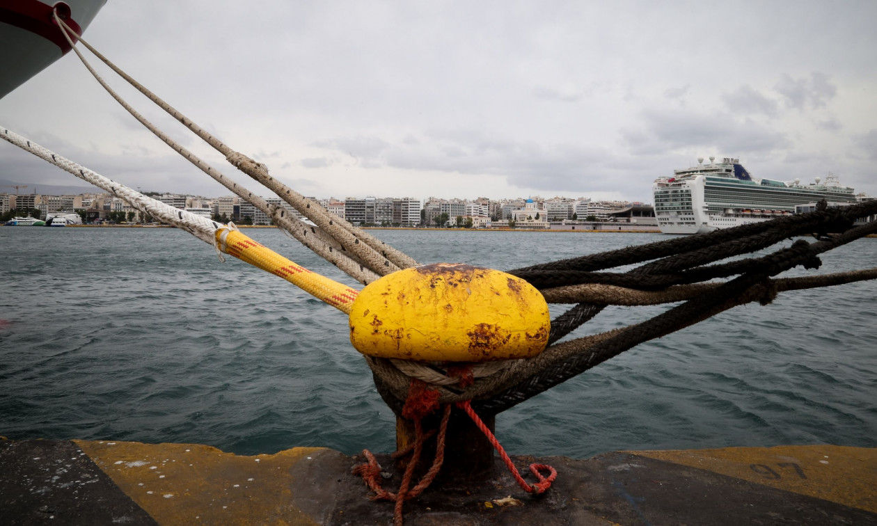 Σε ισχύ απαγορευτικό απόπλου από τα λιμάνια του Πειραιά, της Ραφήνας και του Λαυρίου