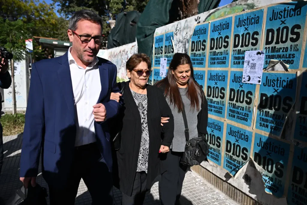 «Βεβήλωση» ακόμη και μετά θάνατον: Δύο από τις αδερφές του Ν.Μαραντόνα καπηλεύτηκαν το όνομά του για τα χρήματα