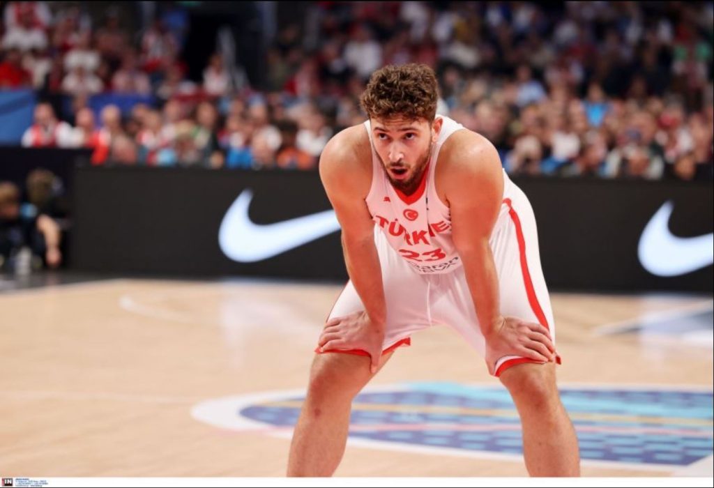 Τουρκία: Σε ελληνική ταβέρνα στο Μαρμάρι διασκέδασε ο Σενγκούν – Ο ιδιοκτήτης του έσπασε πιάτο στο κεφάλι (βίντεο)