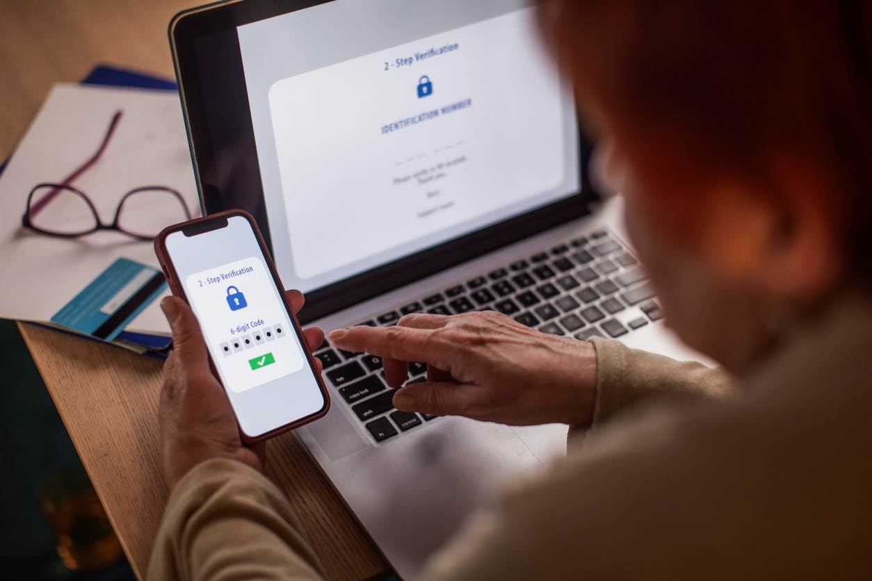 SIM Swap: Πώς οι χάκερ μπορούν να αδειάζουν τον τραπεζικό σας λογαριασμό με μια και μόνη κίνηση