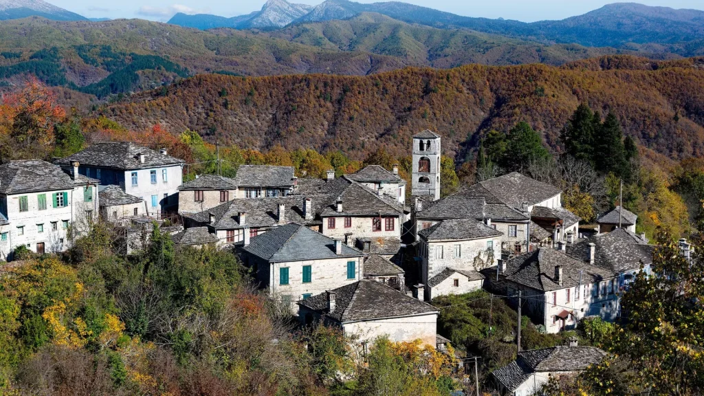 Δίλοφο: To χωριό του Ζαγορίου που ξεχωρίζει για την αρχιτεκτονική του – Ιδανικός προορισμός για το φθινόπωρο
