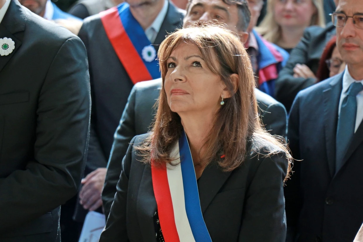 Καταγγελίες οργάνωσης κατά της Δημάρχου του Παρισίου: «Έτρωγε το κρατικό χρήμα σε Burberry και Prada» (φωτο)