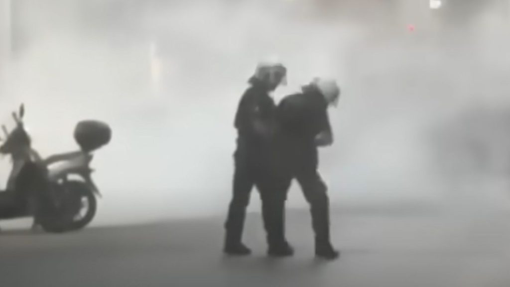 Πάτρα: Σφαλιάρα από επικεφαλής μονάδας των ΜΑΤ σε άνδρα της διμοιρίας γιατί έριξε ένα δακρυγόνο παραπάνω (βίντεο)