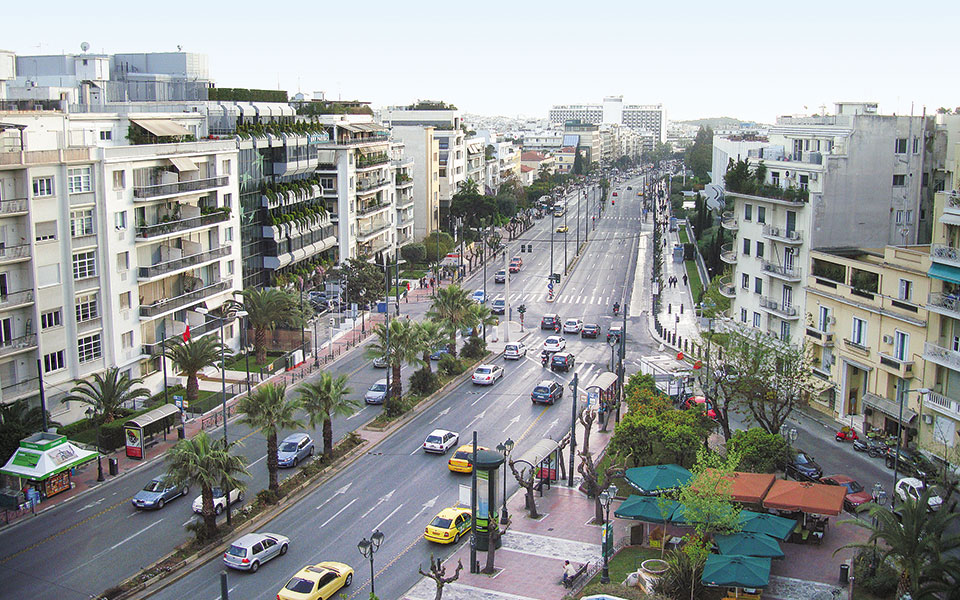 Τροχαίο στη Βασιλίσσης Σοφίας – Αυτοκίνητο «καρφώθηκε» σε κολόνα 