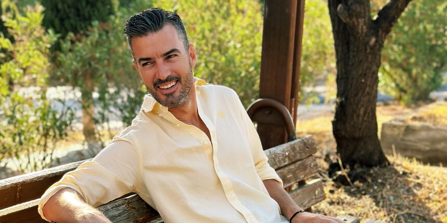 «Είμαι ο Γιάννης και είμαι καλά» – Ο Γιάννης Τσιμιτσέλης μιλά για δουλειά, οικογένεια και αρνητικά σχόλια