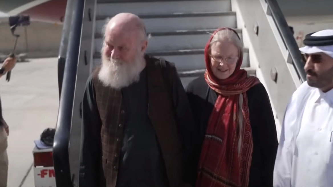 Ελεύθερο μετά από 8 μήνες αφέθηκε το ζευγάρι Βρετανών που κρατούνταν από τους Ταλιμπάν: Δείτε βίντεο