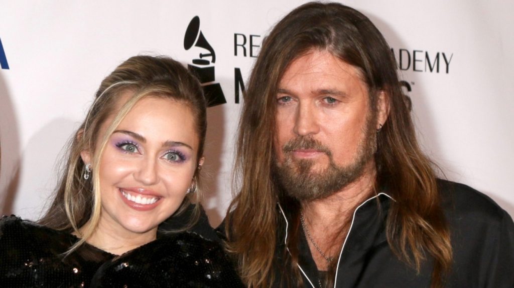 Η Μάιλι Σάιρους θέλει να τα βρει ξανά με τον πατέρα της και αυτός είναι ο τρόπος που «επιστρατεύει» (βίντεο)