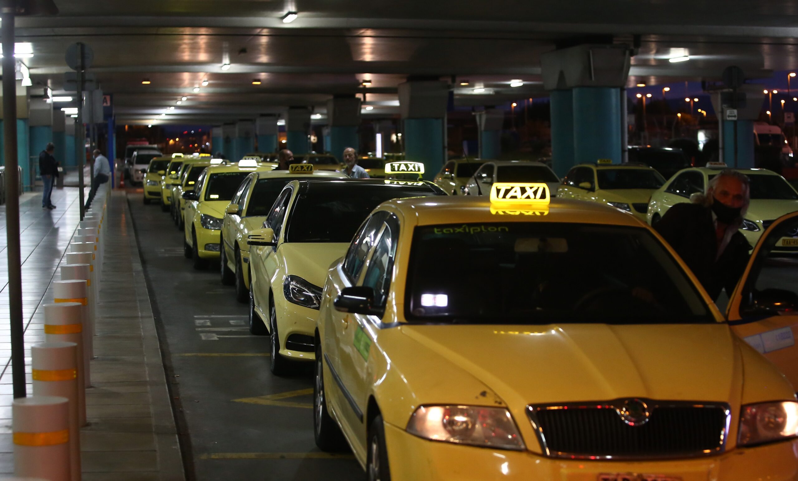 Χανιά: Γυναίκα οδηγός ταξί περιγράφει τον εφιάλτη που έζησε – «Αλλοδαπός με έδεσε, με λήστεψε και πήρε το όχημα»