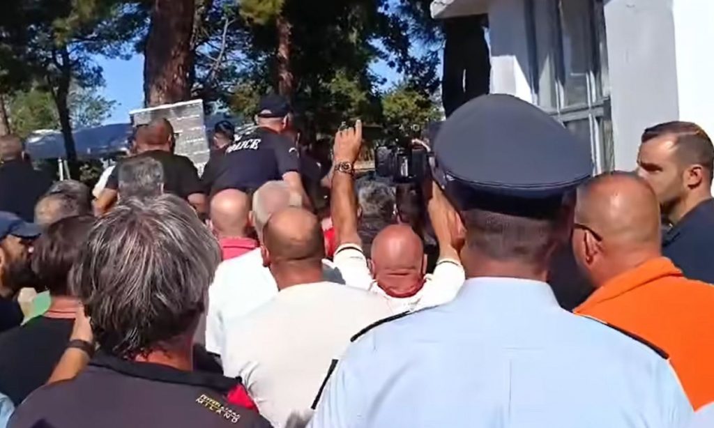 Σέρρες: «Θερμή» υποδοχή από αγρότες και κτηνοτρόφους στον υφυπουργό Αγροτικής Ανάπτυξης – Πέταξαν νερά και καφέδες!