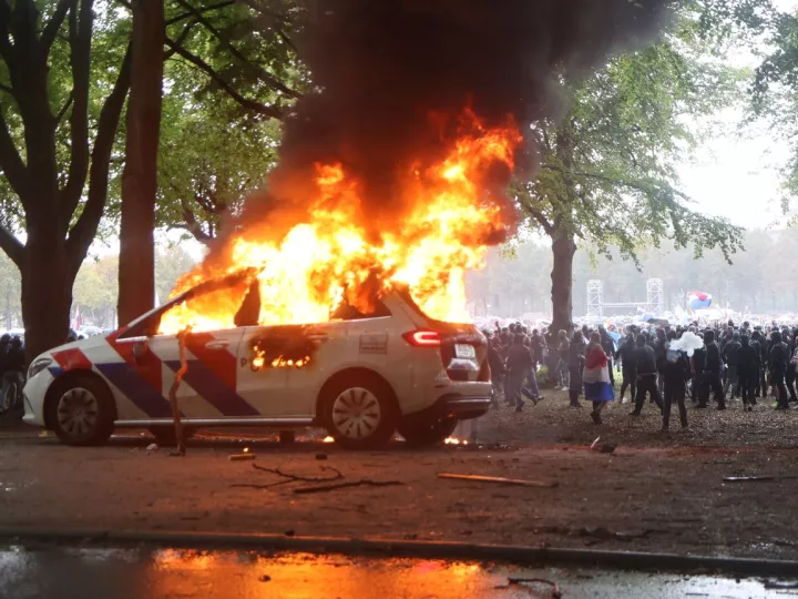 Ολλανδία: Mαζικές διαδηλώσεις κατά της μεταναστευτικής πολιτικής – Βίαιες «συγκρούσεις» στη Χάγη (βίντεο)