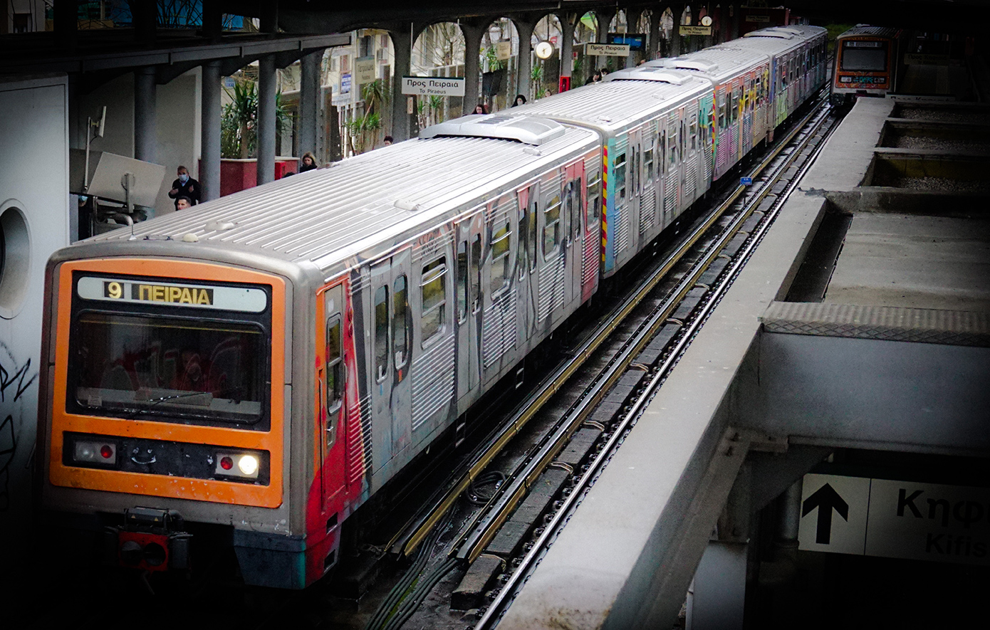 Ακινητοποιήθηκε συρμός του ΗΣΑΠ στο Μοναστηράκι: Έβγαιναν καπνοί από τα βαγόνια (upd)