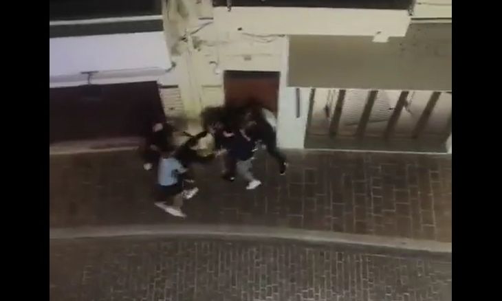 Ρέθυμνο: Βίντεο ντοκουμέντο από την άγρια συμπλοκή μεταξύ νεαρών – «Πέταξαν αγόρι πάνω σε τζαμαρία»