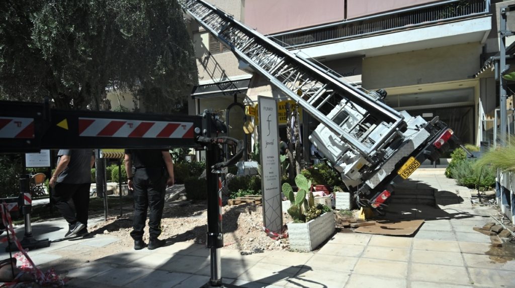 Βίντεο ντοκουμέντο: Η στιγμή που ανατρέπεται ο γερανός και πέφτει σε καφετέρια στη Γλυφάδα