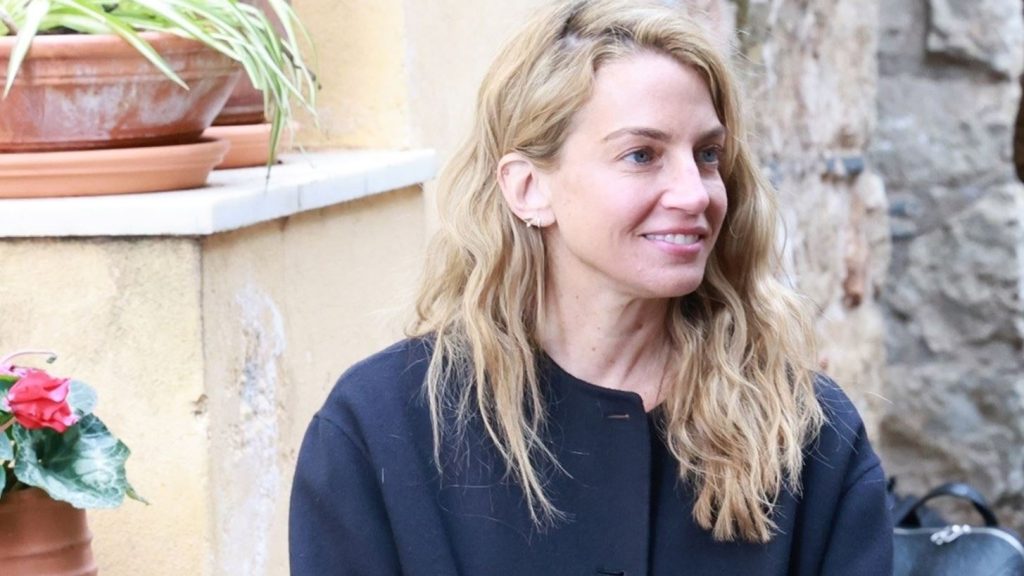 Η εντυπωσιακή εμφάνιση της Χ.Βαρδινογιάννη στον γάμο του αδελφού της με την Κ.Μπιρμπίλη (φωτο)